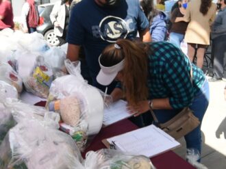 Entregan apoyos a familias desplazadas en Jerez