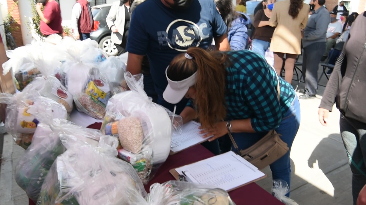 Entregan apoyos a familias desplazadas en Jerez