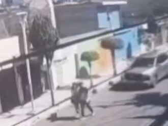 Conductor atropella y aplasta a novios en Iztacalco