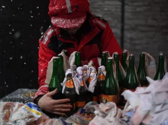 Cervecería ucraniana detiene su producción para armar a su ejército de bombas molotov