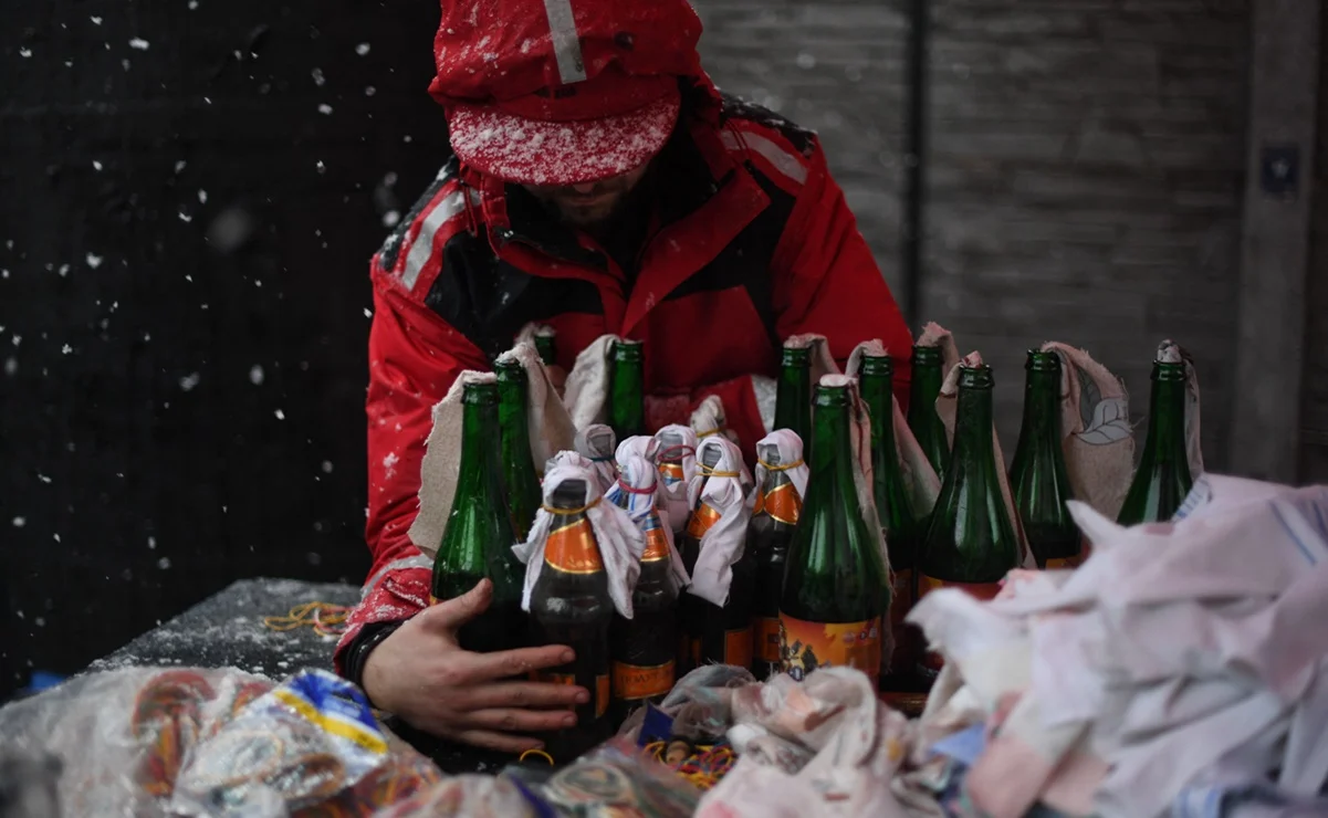 Cervecería ucraniana detiene su producción para armar a su ejército de bombas molotov