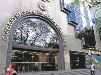 Conacyt no suspenderá becas a embarazadas