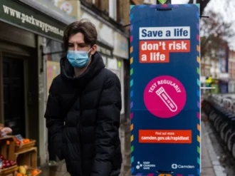 Inglaterra busca eliminar cuarentenas para pacientes con Covid-19 a finales de febrero