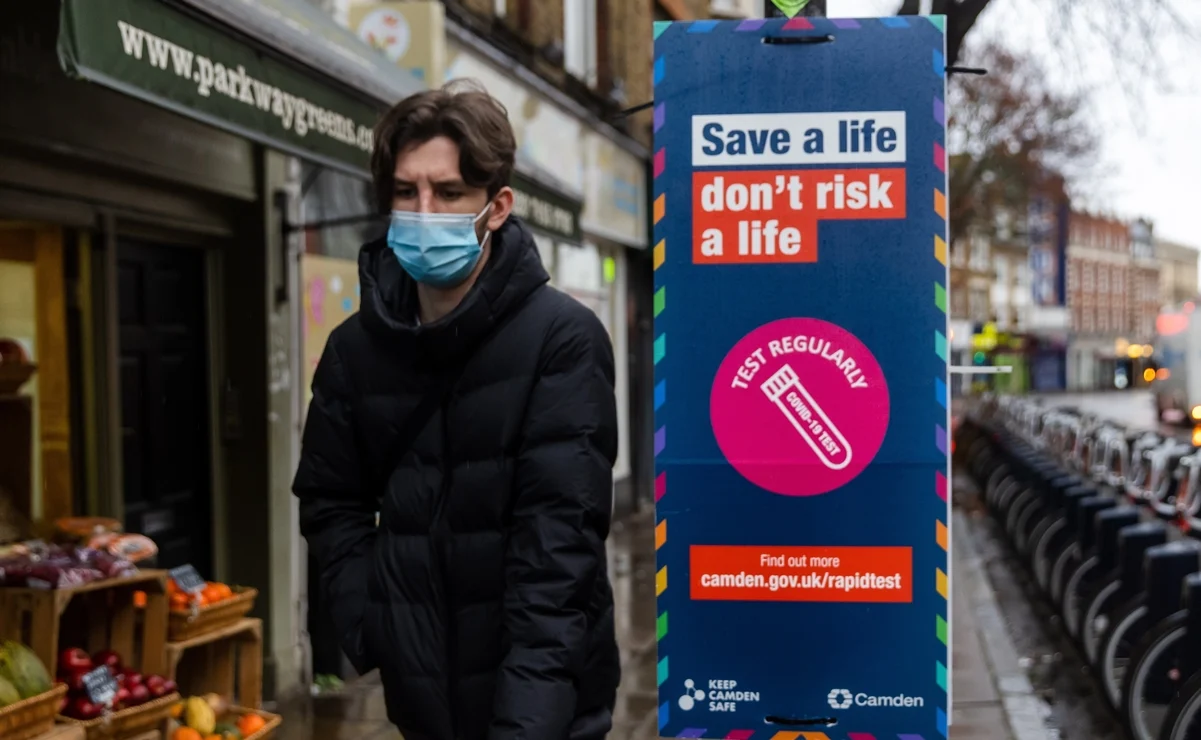 Inglaterra busca eliminar cuarentenas para pacientes con Covid-19 a finales de febrero