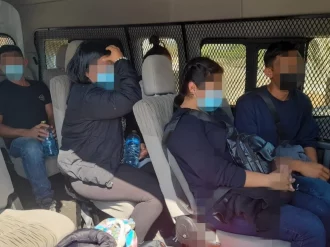 Detienen a presunto funcionario de la Cámara de Diputados que llevaba migrantes irregulares en su automóvil