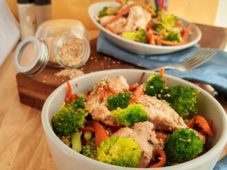 Fajitas de pollo con brócoli y zanahoria