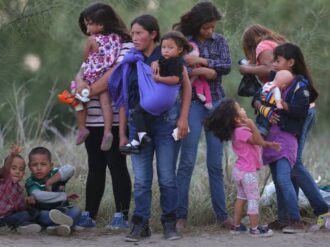 Biden quiere dar residencia permanente a familias separadas con Donald Trump: Mayorkas