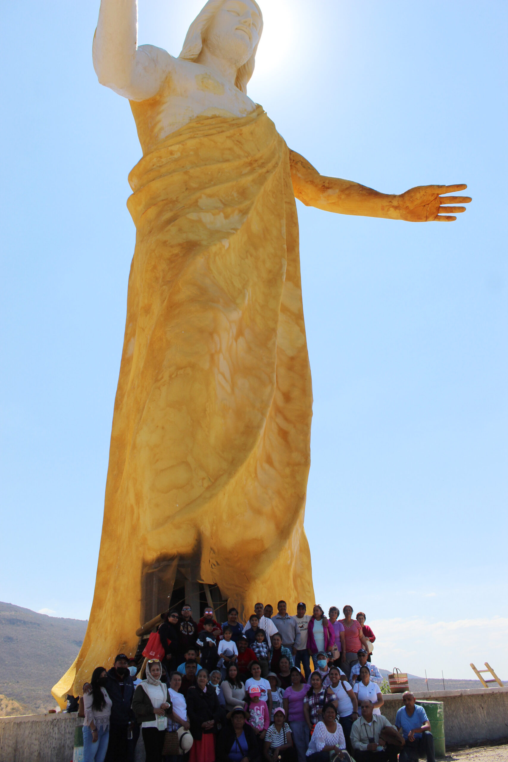 Recibe el Cristo de la Paz a sus primeros visitantes