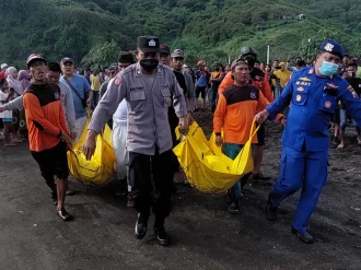 Al menos 11 personas murieron ahogadas durante un ritual en playas de Indonesia