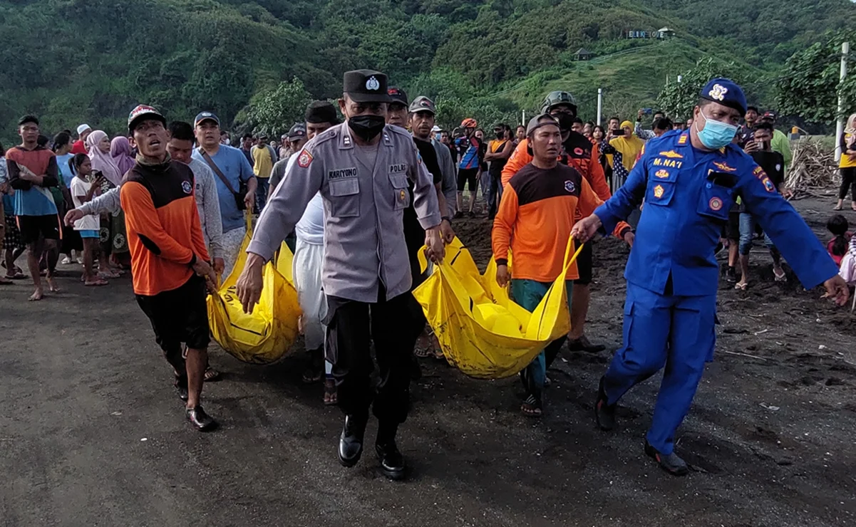 Al menos 11 personas murieron ahogadas durante un ritual en playas de Indonesia