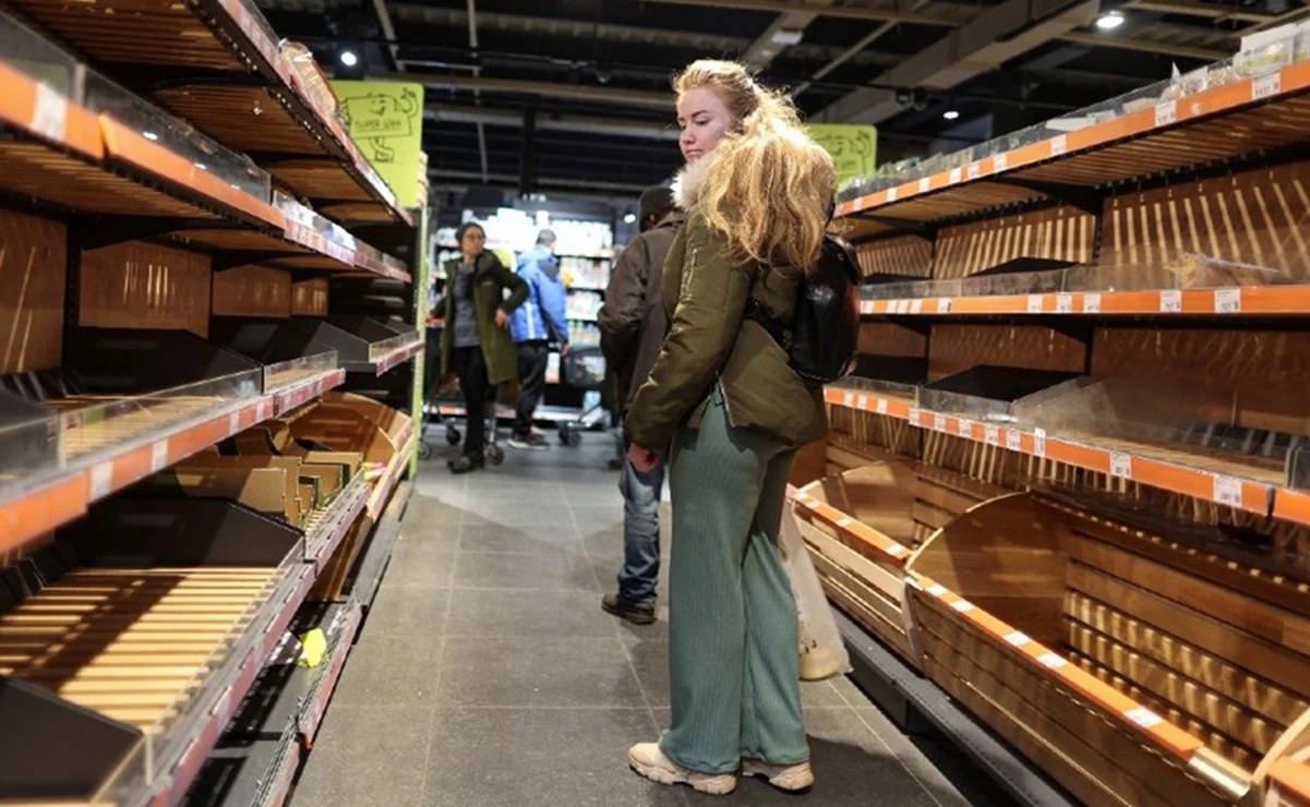 Habitantes de Kiev salen de sus refugios en busca de comida
