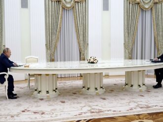 Emmanuel Macron dice a Vladimir Putin que espera «desescalada» de crisis en Ucrania