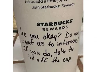 «¿Estás bien?», empleado de Starbucks escribe mensaje de ayuda a niña
