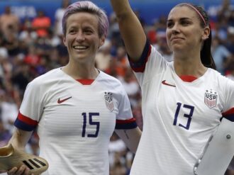 Reciben ya, en EU, el mismo pago hombres y mujeres futbolistas