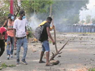 Se enfrentan migrantes y agentes de la GN