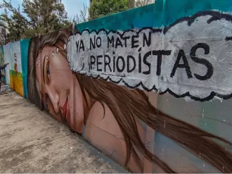 Pintan mural en México pidiendo justicia por los seis periodistas asesinados