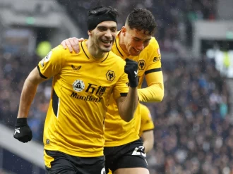 Raúl Jiménez marca golazo ante el Tottenham