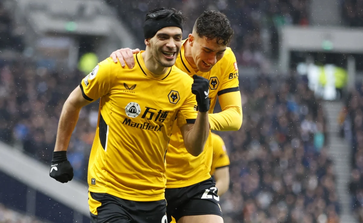 Raúl Jiménez marca golazo ante el Tottenham