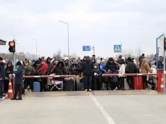 Filas de 15 kilómetros y niños que cruzan sin sus padres: así es la situación en las fronteras de Ucrania