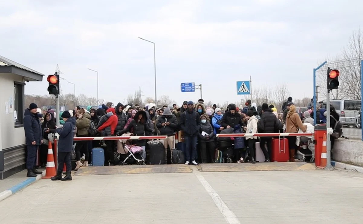 Filas de 15 kilómetros y niños que cruzan sin sus padres: así es la situación en las fronteras de Ucrania