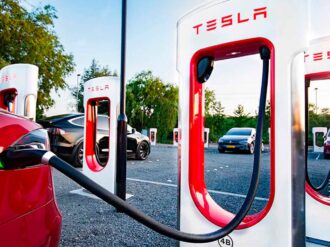 Hombre pone a cargar su Tesla y le cobran 12.6 millones de pesos