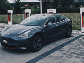 Cobran 12.6 millones de pesos por cargar su Tesla