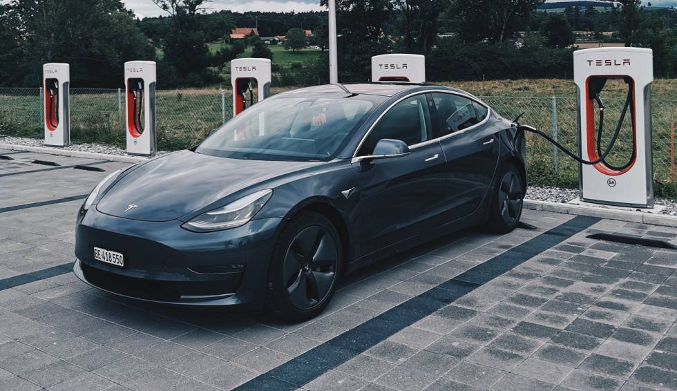 Cobran 12.6 millones de pesos por cargar su Tesla