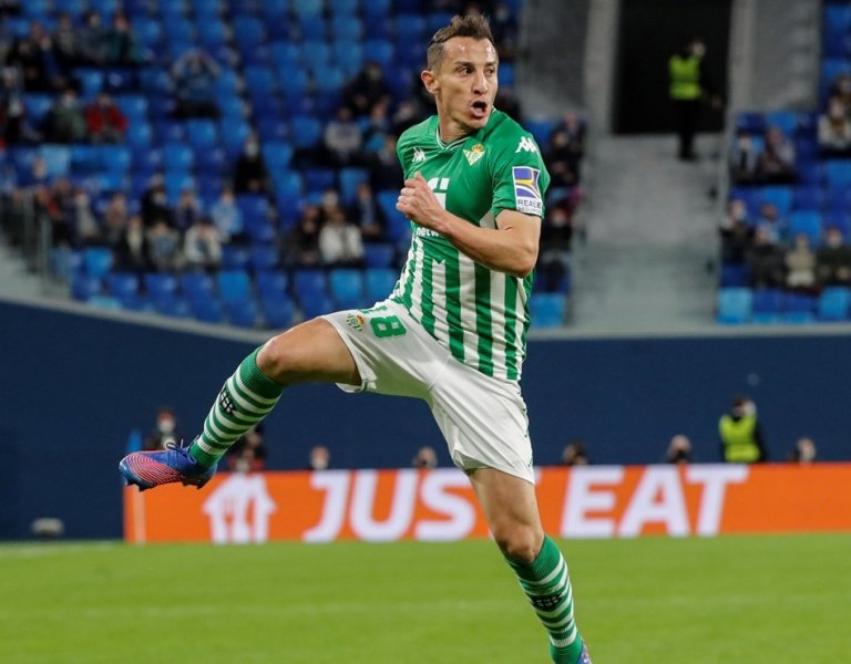 Arremete afición del Sevilla contra Guardado