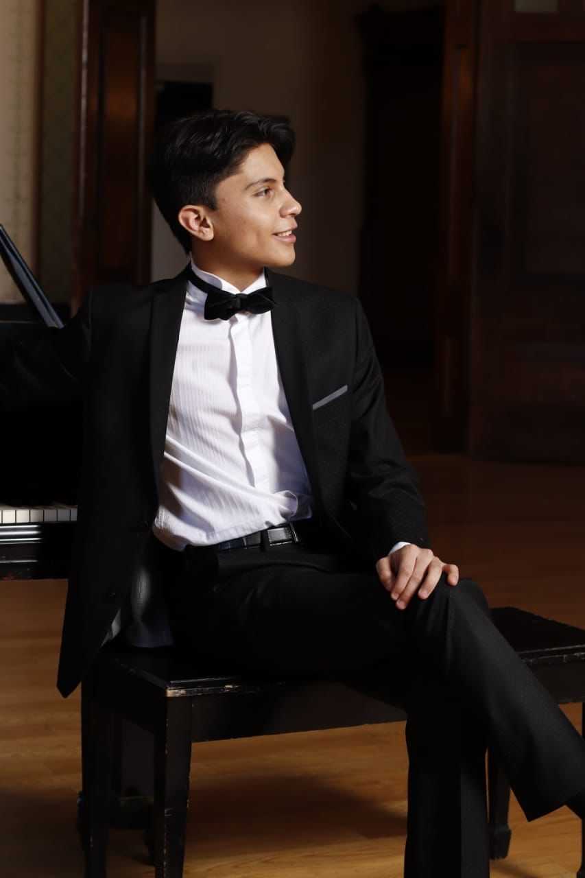 Triunfa el pianista Elías Manzo en concurso internacional