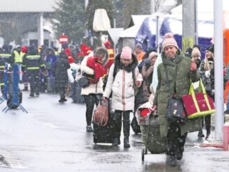Refugiados llegan a Rumania con sus vidas en una maleta