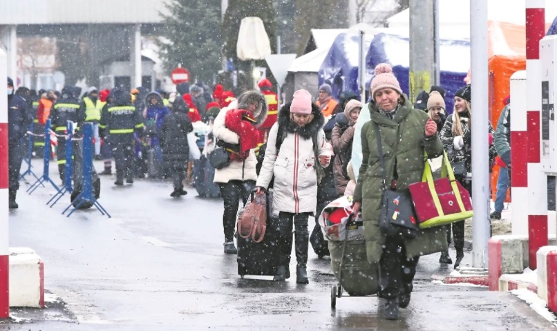 Refugiados llegan a Rumania con sus vidas en una maleta
