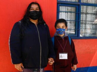 “A los más jodidos siempre nos amuelan más”, dice madre por eliminación de escuelas de tiempo completo