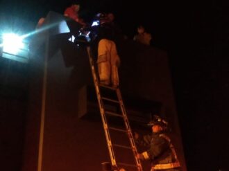 Rescatan a 13 personas atrapadas en elevador