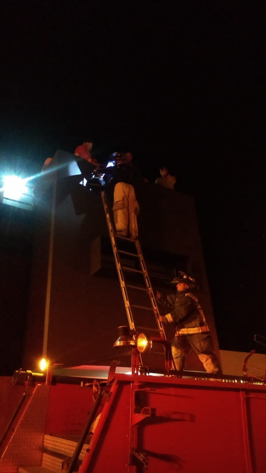 Rescatan a 13 personas atrapadas en elevador