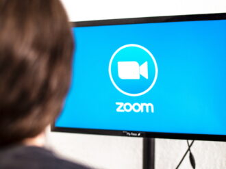 Excesivo uso de dispositivos electrónicos ocasionaría riesgos a la salud