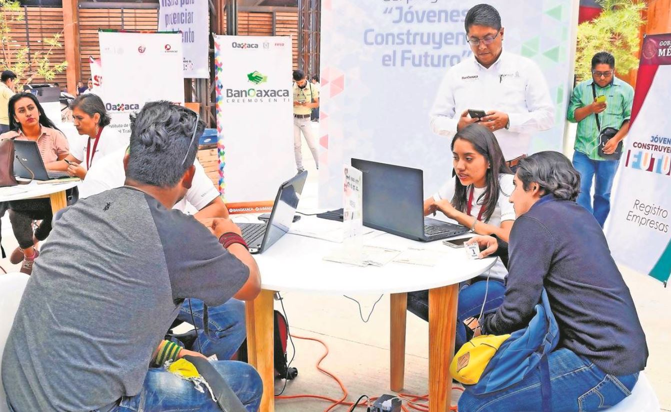 AMLO inicia la fusión de organismos y dependencias