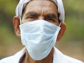 Muertes por Covid-19 en el mundo caen a su cifra más baja en dos años