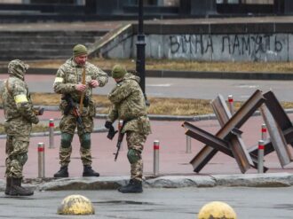 Con barricadas y camiones, ucranianos defienden central nuclear de Zaporozhie
