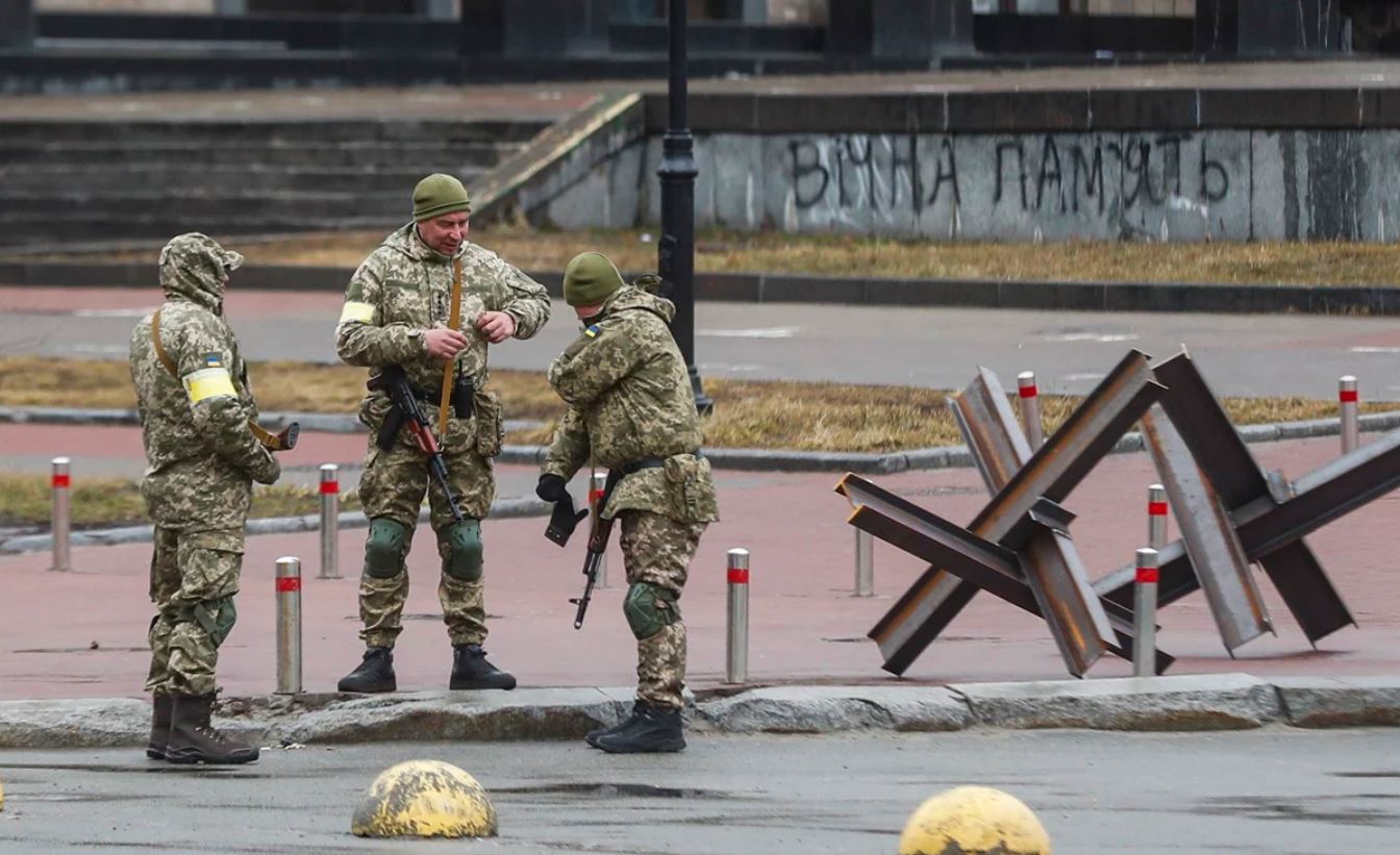 Con barricadas y camiones, ucranianos defienden central nuclear de Zaporozhie