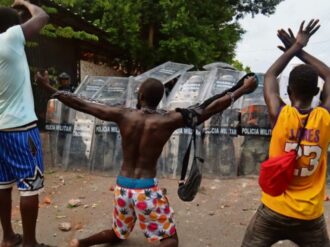 Se enfrentan migrantes y Guardia Nacional por tardanza en trámites