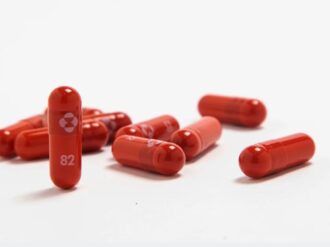 OMS da luz verde al molnupiravir, primer tratamiento oral contra el Covid-19
