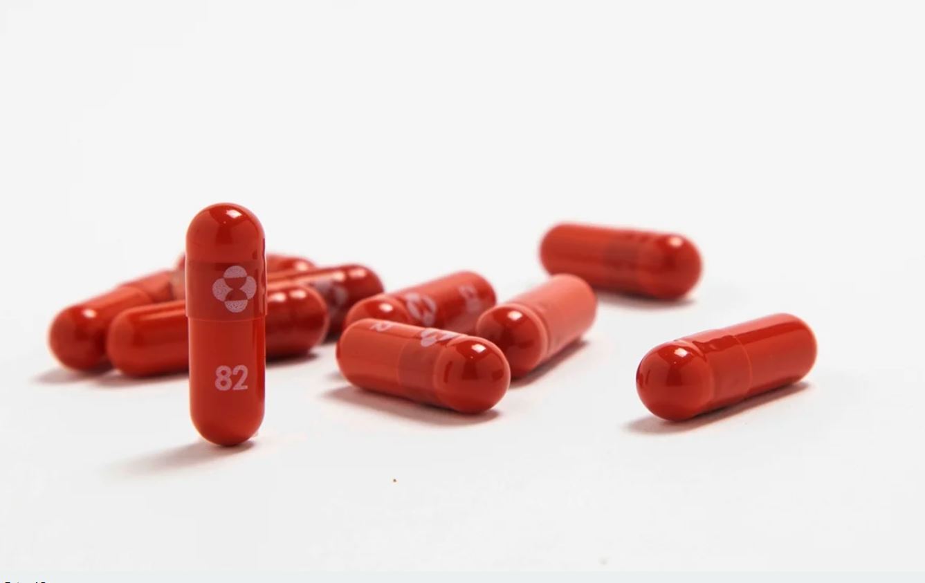 OMS da luz verde al molnupiravir, primer tratamiento oral contra el Covid-19