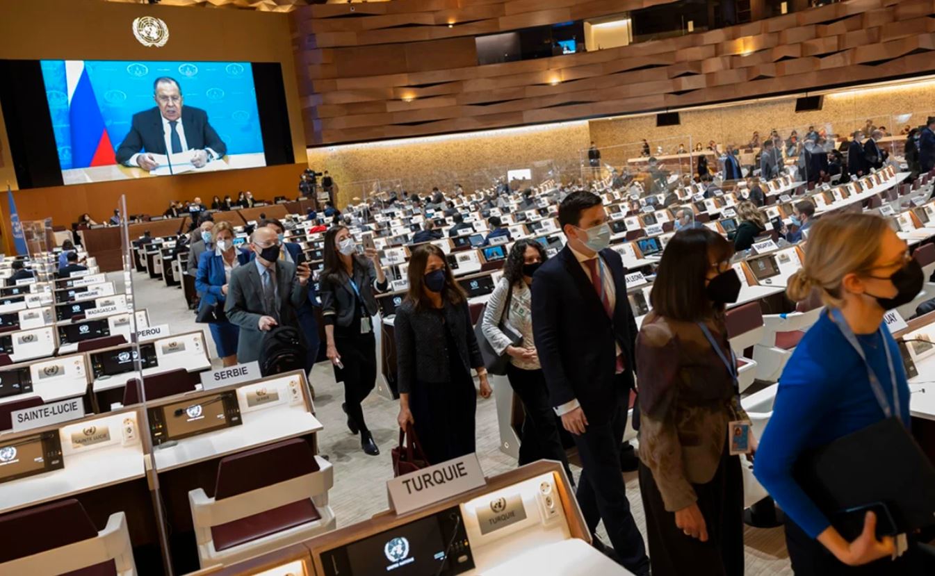Muestran en video cómo ignoran a canciller de Rusia durante discurso en la Conferencia de Desarme de la ONU