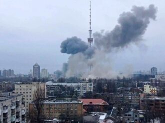 Tras advertir a ucranianos, Rusia ataca con misil la torre de televisión de Kiev