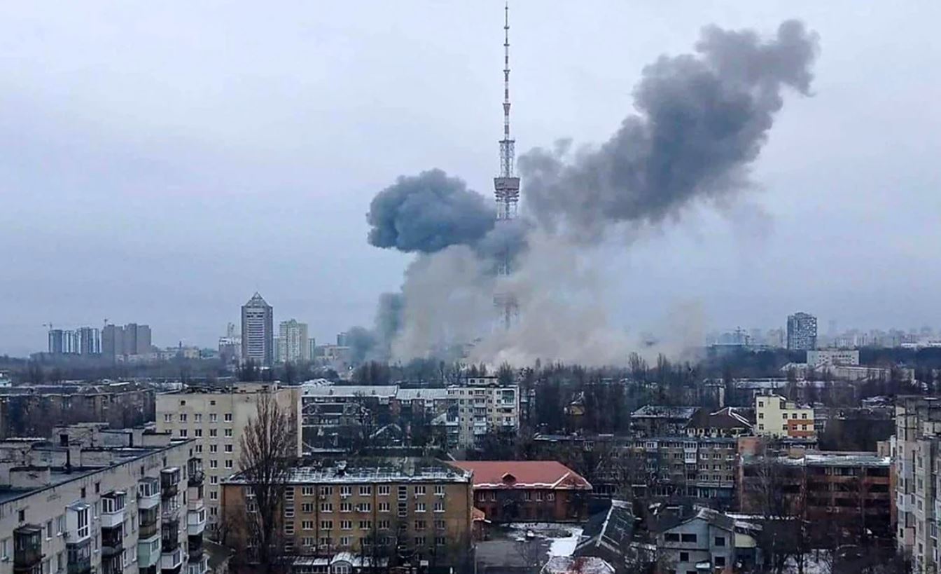 Tras advertir a ucranianos, Rusia ataca con misil la torre de televisión de Kiev