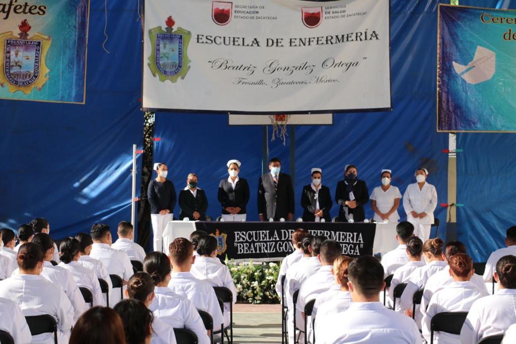 Imponen cofias a alumnos de enfermería