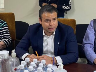 Luchan Miguel Varela y migrantes para fortalecer a municipios