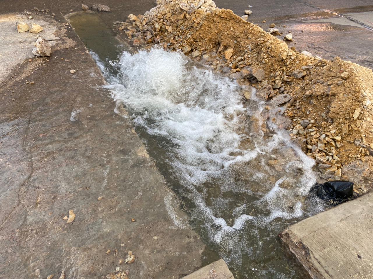 Se registra fuga en línea principal de abastecimiento de agua potable de Sombrerete