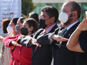 Vuelven a realizar honores a la bandera