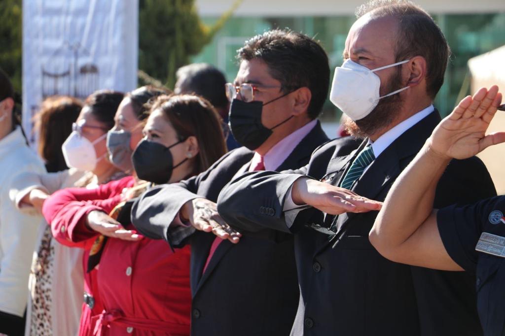 Vuelven a realizar honores a la bandera